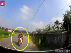 Quái xế ôm cua lấn làn suýt tông đầu xe ô tô đi ngược chiều