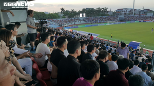Hàng vạn khán giả tràn lên khán đài, 'vỡ sân' trận Hà Tĩnh vs Hà Nội FC