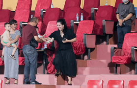 HLV Park Hang Seo bế con Bùi Tiến Dũng chụp ảnh trên sân Hàng Đẫy