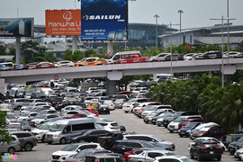 Cảnh tượng hiếm thấy ở sân bay Nội Bài: Ô tô kẹt cứng khắp lối
