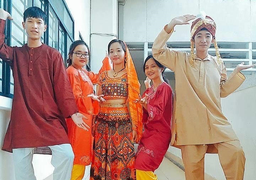 Du học sinh tại Ấn Độ: Đi xe máy, thèm ăn thịt