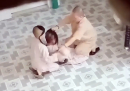 Tiểu ni bị sư phụ đánh vào mặt, dân mạng giận dữ: 'Bà ấy là sư cô hay sư tử?'