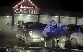 Sau Mỹ, Canada sốc vì hình ảnh bắt giữ bạo lực của cảnh sát