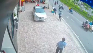 Hai tên cướp xịt hơi cay vào nam thanh niên khi bị truy đuổi