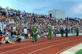 Nhân viên soát vé cho người nhà vào, sân Hà Tĩnh không vỡ mới lạ 