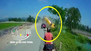 Xe bồn húc ô tô tải rơi xuống ao, tài xế may mắn thoát chết