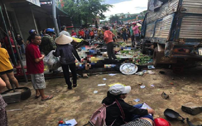 Hiện trường vụ xe tải trọng lớn lao thẳng vào chợ, 5 người chết ở Đắk Nông