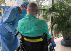 Phi công người Anh ngừng dùng toàn bộ kháng sinh sau 2 ngày cai máy thở