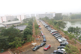 Chóng mặt dàn ô tô đắt đỏ đỗ kín sân trường trong buổi họp phụ huynh ở Bắc Giang