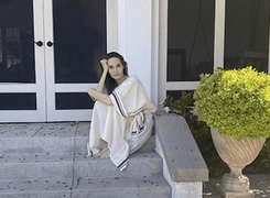 Angelina gầy rộc, nhợt nhạt như bóng ma khiến fan giật mình