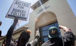 Người đàn ông da màu chết trong tư thế treo cổ, thành phố Mỹ chao đảo 