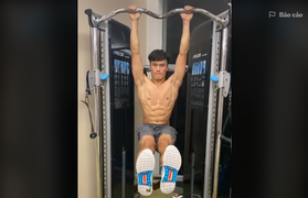 Thủ môn Bùi Tiến Dũng khoe thân hình như tạc tượng