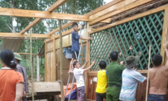 Lốc xoáy thổi bay hàng chục mái nhà dân ở Hà Tĩnh