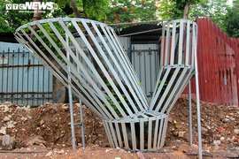 Những khung sắt bảo vệ hàng sưa đỏ trên phố Nguyễn Văn Huyên có gì đặc biệt?