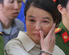 Video: Mẹ nữ sinh giao gà ở Điện Biên cùng đồng phạm bị dẫn giải đến tòa