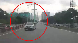 Hà Nội: Xe Innova lao ngược chiều trên cầu vượt, suýt gây tai nạn thảm khốc