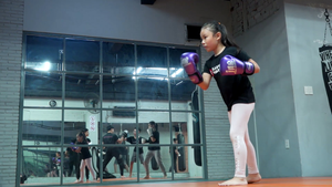 Bé gái 8 tuổi khoe kỹ năng đấm bốc 'siêu đẳng'