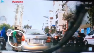 Thanh niên đi ô tô 'hôi' chùm vải rơi trên đường, dân mạng ngao ngán