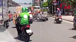 Xe ba bánh phóng nhanh, vượt ẩu tông ngã xe máy rồi thản nhiên bỏ đi