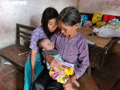 Cám cảnh cụ già chăm sóc cháu bé 3 tháng tuổi của người con điên dại bị hãm hiếp