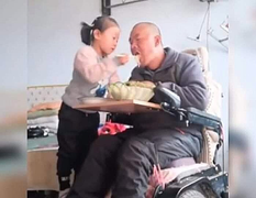 Cảnh tượng thắt lòng: Bé gái 6 tuổi chăm bố ốm liệt giường khi mẹ bỏ đi