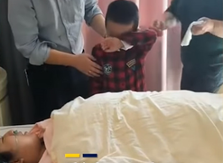 Video: Cậu bé khóc sụt sùi thương mẹ mới sinh khiến dân mạng cũng 'mếu' theo