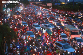 Giao thông TP.HCM tê liệt nhiều giờ sau mưa lớn