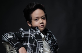 Mẫu nhí Bùi Thẩm Bảo Long tạo dáng chuyên nghiệp khiến nhiều fan mê mẩn