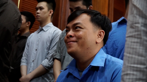 'Đại gia đeo vàng' Phúc XO mỉm cười khi hầu tòa