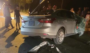 Hai ô tô biển xanh tông nhau kinh hoàng ở Lào Cai, xe con bị vò nát