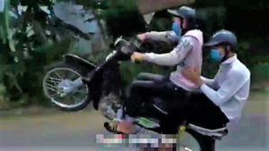 Xử lý nhóm quái xế quay clip bốc đầu xe máy để câu like