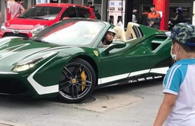Nữ doanh nhân xinh đẹp lái siêu xe Ferrari mui trần chạy Grab là ai?