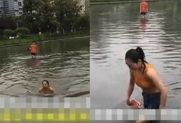 Mưa ngập, cô gái bơi giữa phố để tới chỗ làm khiến dân mạng tranh cãi