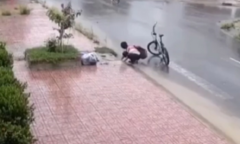 Nam sinh đội mưa vớt rác, thông cống khiến người lớn xấu hổ