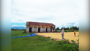 Kỳ lạ ngôi làng liên tục bị 'trời đánh'