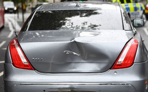 Phanh gấp tránh người biểu tình, xe chở Thủ tướng Anh bị va chạm