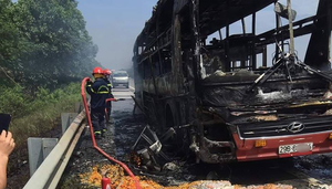 Xe khách chở 11 người bốc cháy trơ khung trên cao tốc Hà Nội - Lào Cai