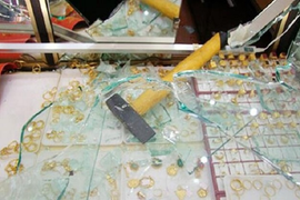 Dân vây bắt thanh niên 17 tuổi cướp tiệm vàng