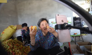 Dân mạng 'chết mê chết mệt' bà cụ móm mém livestream bán hàng giúp cháu 