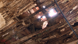 'Sống trong sợ hãi' ở chung cư xập xệ giữa Thủ đô