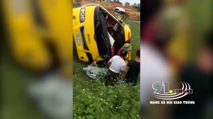 Xe chở đá nổ lốp tông vào xe khách, 2 tài xế trọng thương