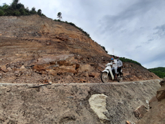 Những tảng đá lơ lửng trên tuyến đường 80 tỷ, dân Hà Tĩnh vẫn liều mình băng qua