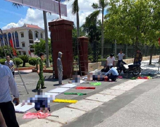 Nguyên nhân 3 công nhân thương vong khi treo pano ở cổng huyện ủy