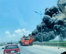 Xe giường nằm bốc cháy dữ dội giữa đường Thanh Hóa, hàng chục khách hoảng loạn