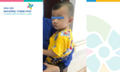 2 ngày nín thở lấy mảnh gương vỡ khỏi bụng bé trai 10 tháng tuổi