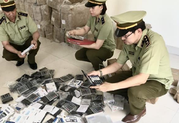 Xử phạt 3 kho hàng lậu ở chợ trung tâm Móng Cái, Quảng Ninh