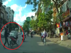 Nam thanh niên đánh rơi tiền, đám đông xúm vào 'hôi của' 