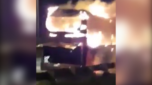 Xe giường nằm bốc cháy dữ dội tại đường vành đai 3 trên cao