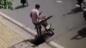 Video: Chạy xe ngược chiều rồi thản nhiên trộm nắp cống ở Bình Dương