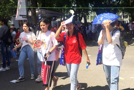 Hàng nghìn học sinh đội nắng dự tư vấn tuyển sinh 2020